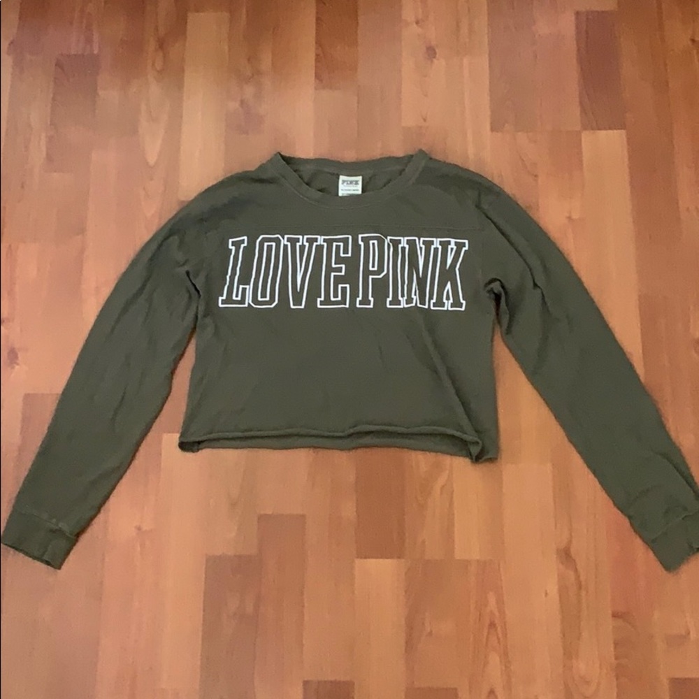 Cropped long-sleeved dark green shirt